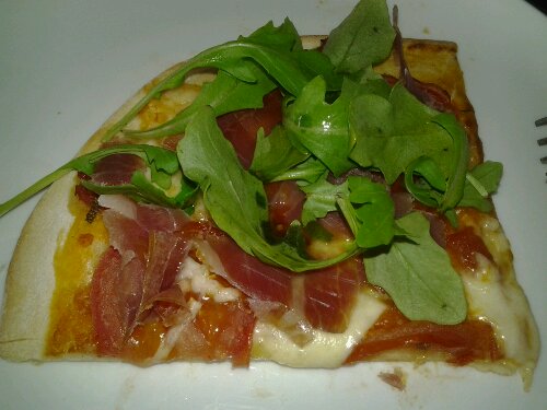 Rucola/serrano pizza