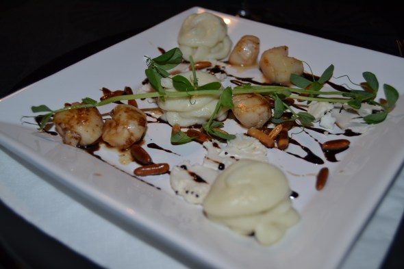 Kammuslinger med blomkålspure