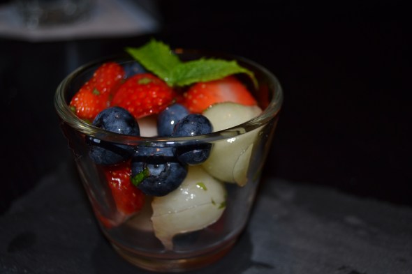 Frugtsalat med myntemarinade